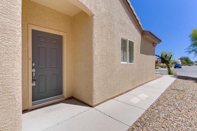 Building Photo - Spacious & Bright 3-Bed Home in Desirable ...
