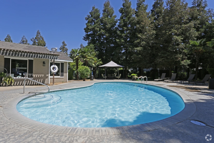 Pool - Willowbrook Apartments