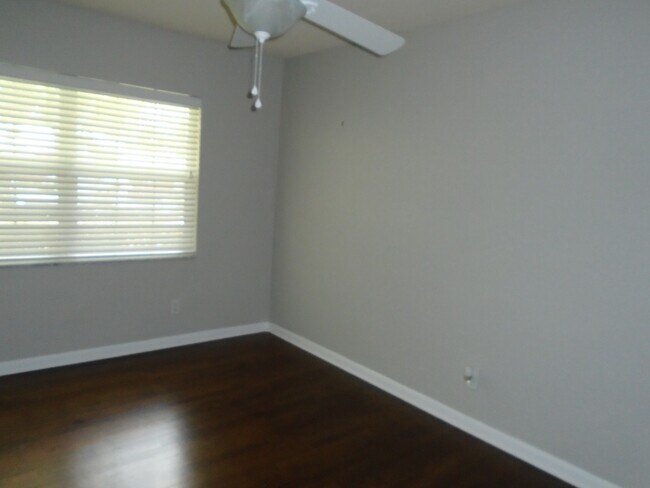 Building Photo - DOMMERICH AREA POOL HOME WITH POOL/LAWN IN...