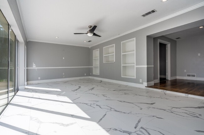 Building Photo - Garland Split Level