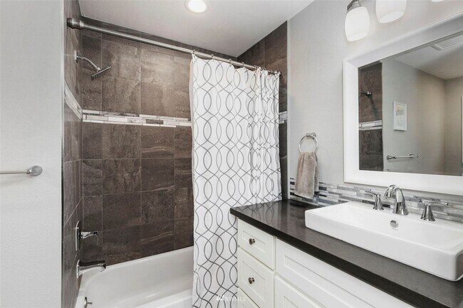 Building Photo - Beautiful 4 Bedroom Close to Everything!
