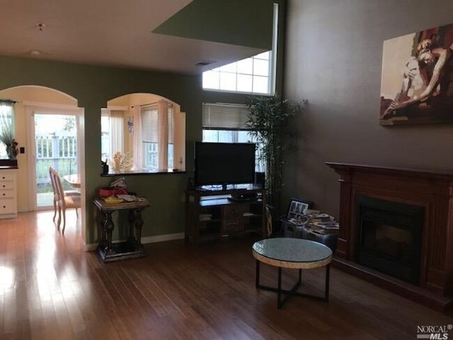 Building Photo - Gorgeous 3 bedroom 2.5 bath 2 story Townho...