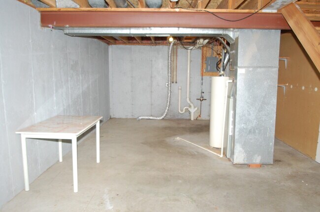 Building Photo - 521-A S Silverwood Lane
