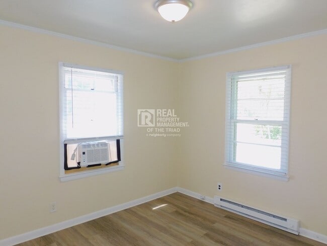 Building Photo - Cute Renovated 2bd/1ba Available Now!