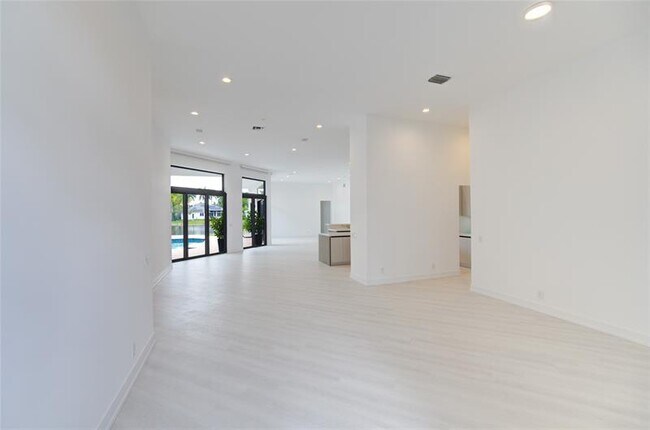 Building Photo - 2550 Jardin Terrace