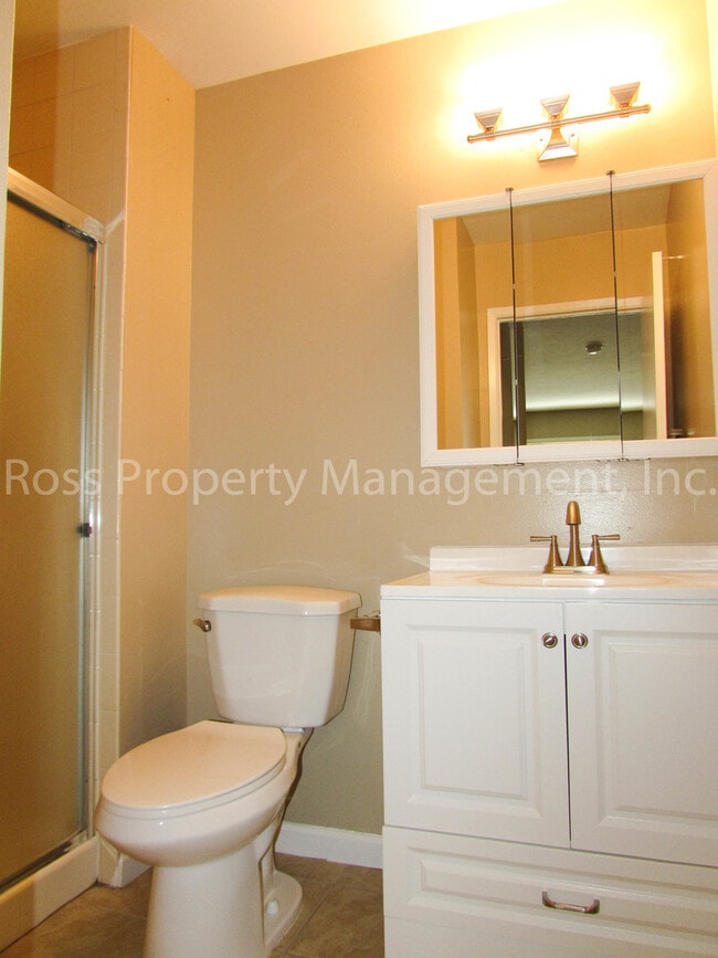 Building Photo - Great Pleasanton Location! Rare Single Story Townhome