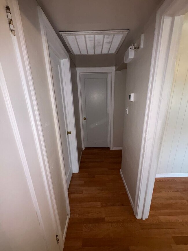 Building Photo - Charming Exeter Home Near Shopping Center ...