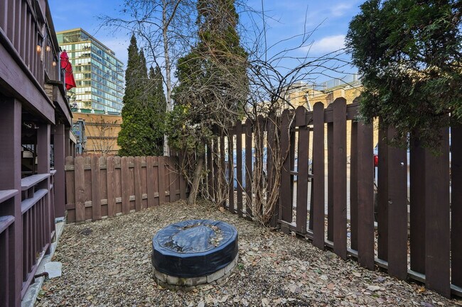 Building Photo - 657 N Carpenter St