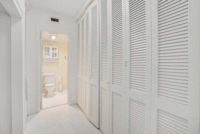 Building Photo - 475 Tequesta Dr