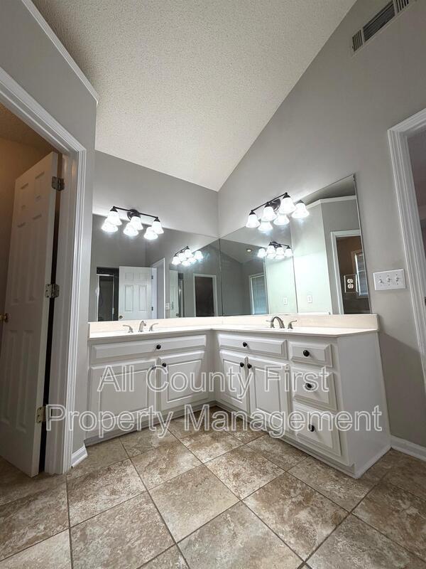 Building Photo - 2215 Lake Royale Dr