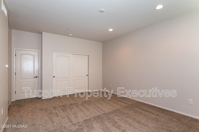 Building Photo - 2442 E Emerald Moon Dr