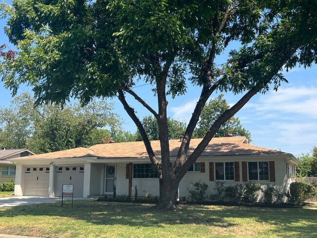 Building Photo - Custom Remodeled Home on a Tree lined stre...