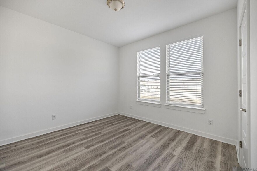 Building Photo - 12856 Silverbell Ave