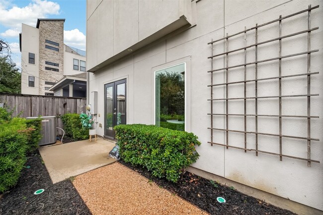 Building Photo - 1604 Ovid St
