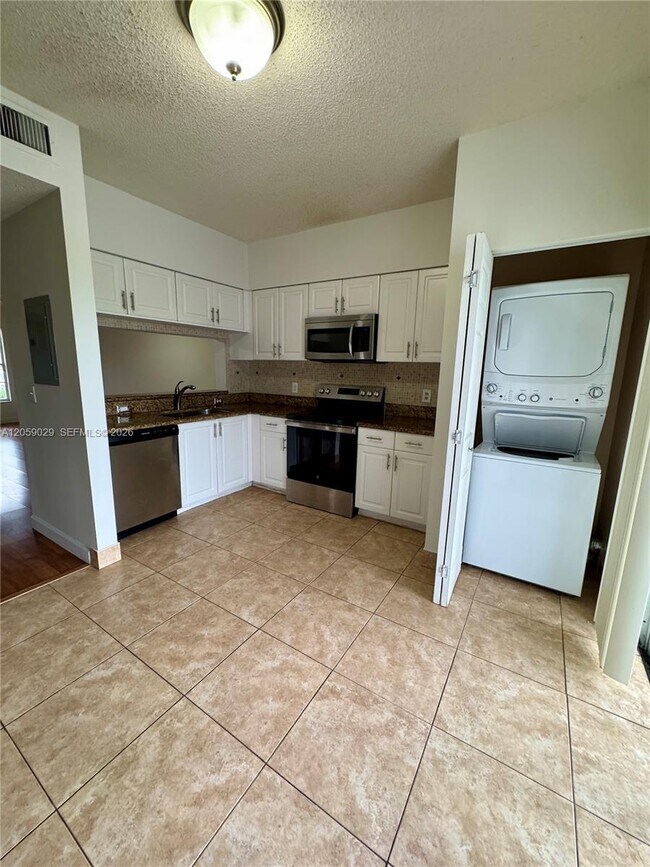 Building Photo - 16743 Hemingway Dr