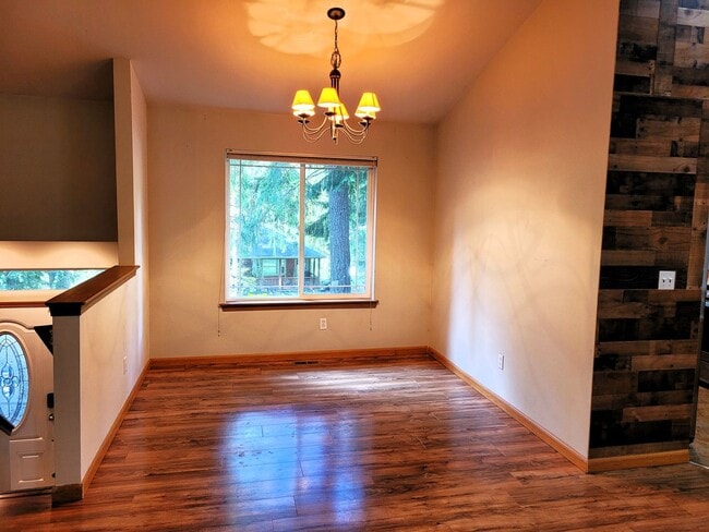 Building Photo - Spacious 3 Bedroom Home with Garage