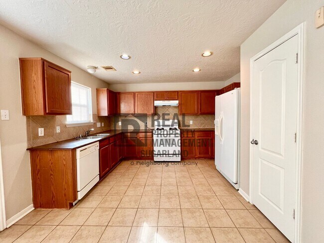Building Photo - Gorgeous 4 Bed, 2.5 Bath Home in Prime Location!