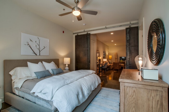 Building Photo - 210 30th Ave N