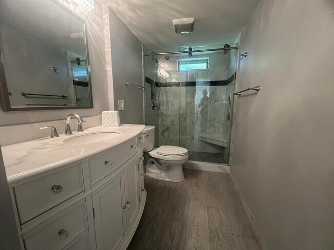 Building Photo - 2615 NE 3rd Ct