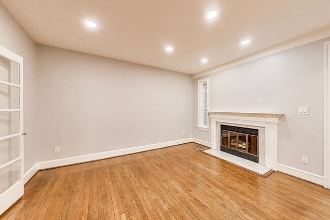 Building Photo - Spectacular 3 Bed + LOFT + 3.5 Bath- Custom Kitchen & Master Retreat w/ Beautiful Updates