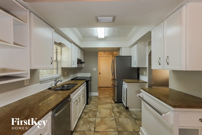 Building Photo - 1120 Brandon Lakes Ave