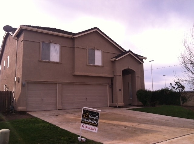 Primary Photo - Spacious Two Story Home For Rent with all ...