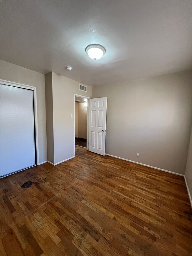 Building Photo - 2923 Peerless Ave