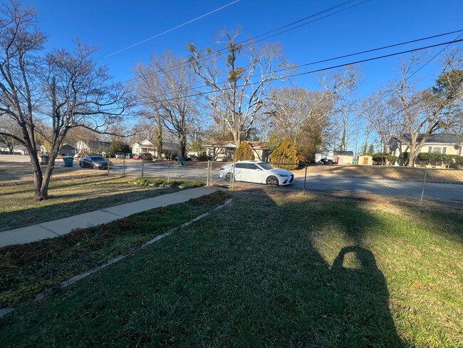 Building Photo - Delightful home in historic district with ...