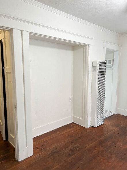 Alcove in living area - 211 Linden Avenue