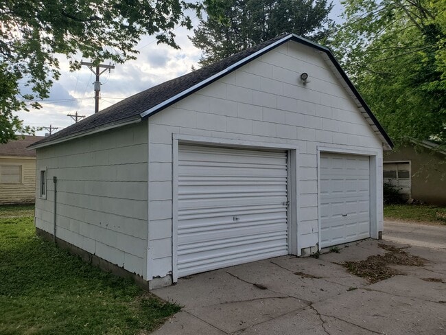 Building Photo - Court St Duplex