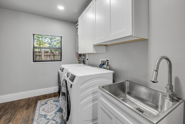 Building Photo - 1707 N Peninsula Ave