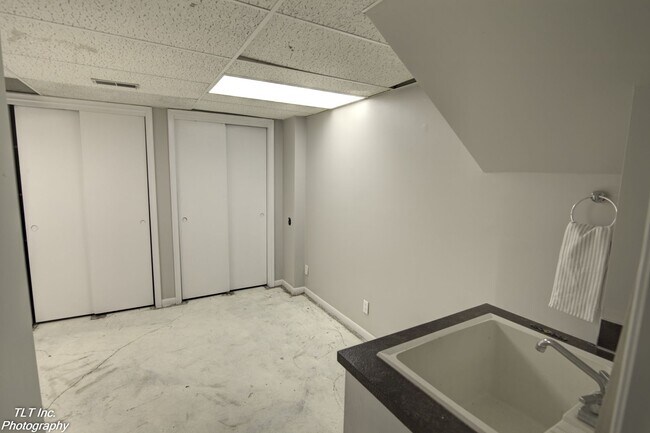 Building Photo - RENTAL PENDING