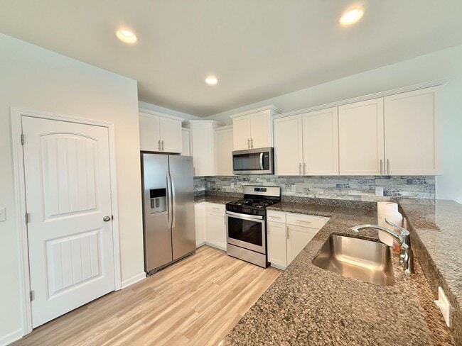 Building Photo - Stunning 3BD, 2.5BA End Unit Townhome in t...