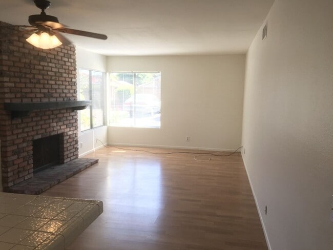 Building Photo - East Ventura - Three bedroom Townhome in R...