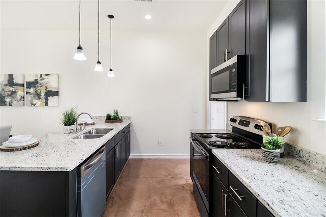 Building Photo - Charming 3-Bedroom Townhome near Lake Tawakoni!