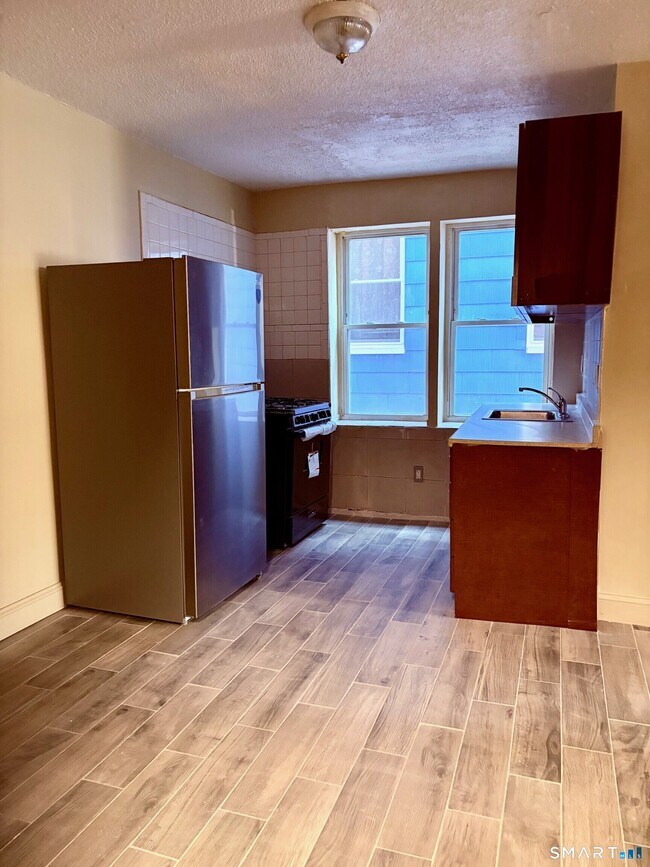 Building Photo - 2 Read St