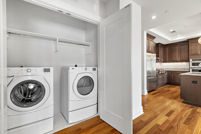 Building Photo - 250 Henley Pl