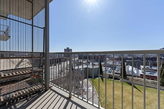 Building Photo - 929 Portland Ave