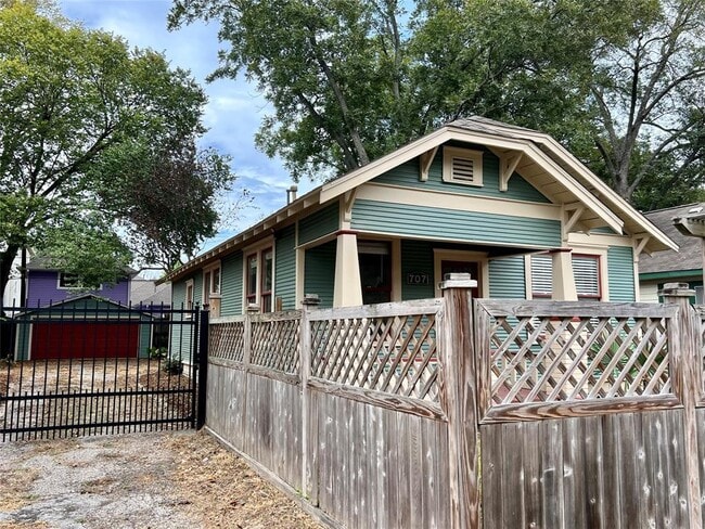 Building Photo - 707 E 25th St