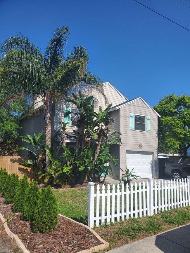Primary Photo - Beautifully Updated 3/2 One Mile from Beach!