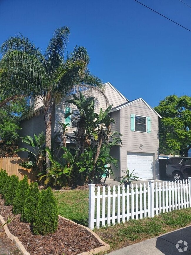 Building Photo - Beautifully Updated 3/2 One Mile from Beach!