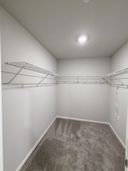 Building Photo - 9452 N Chestnut Ct