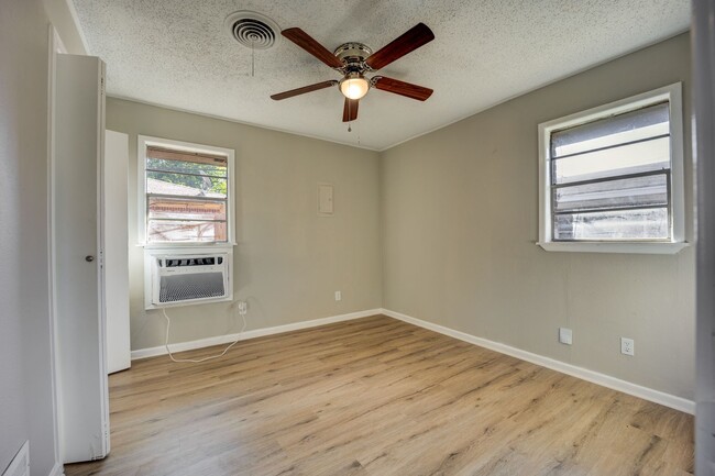 Building Photo - SF-066-601 &amp; 603 South 16th Street Duplex