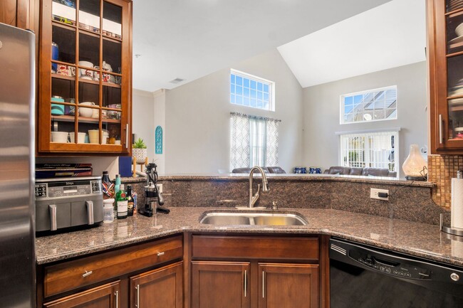 Building Photo - Stunning and Spacious 3 Bedroom 2.5 Bath C...