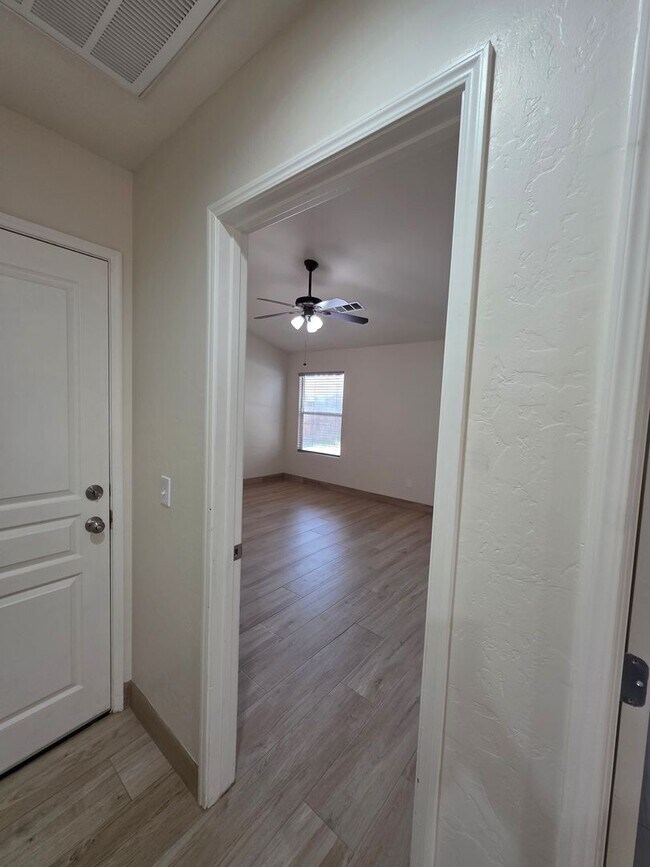 Building Photo - 3 bedroom 2 bathroom in NW Visalia!