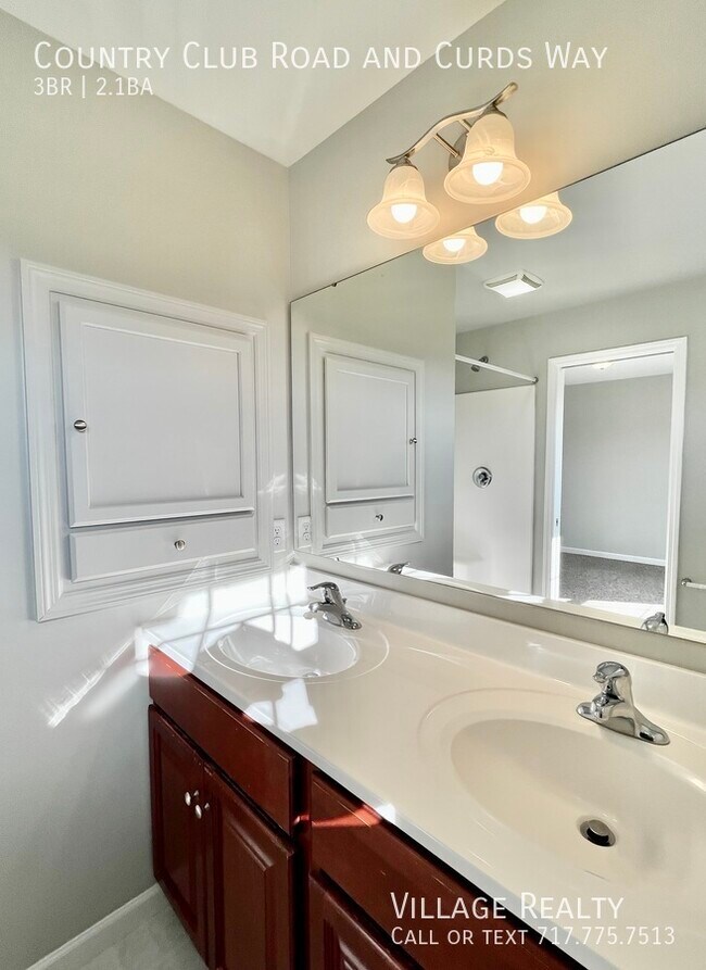 Building Photo - 705 Country Club Rd