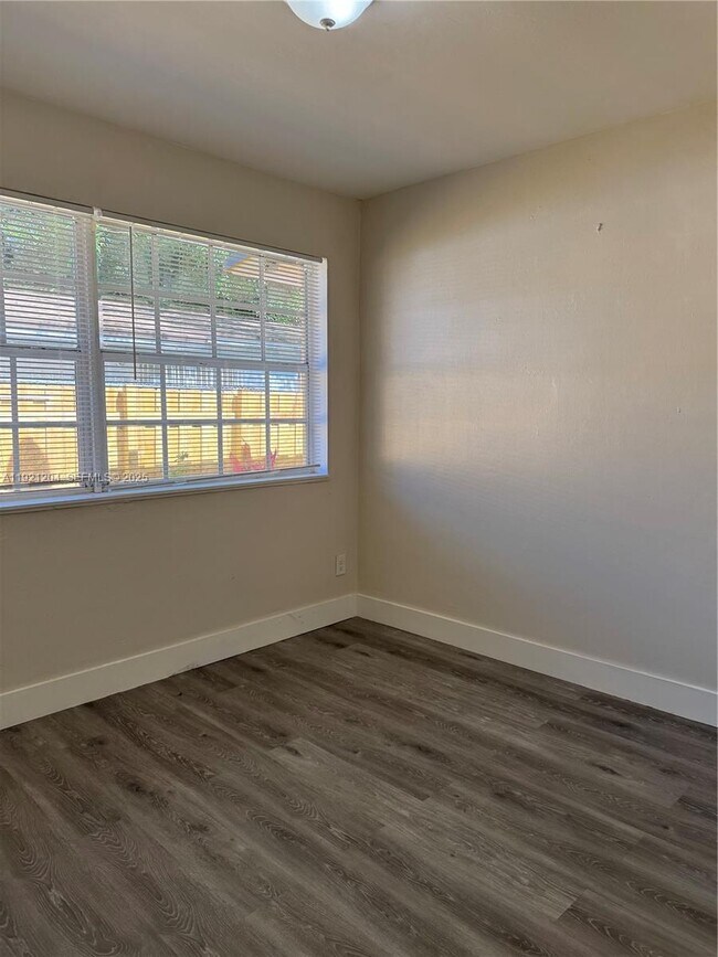 Building Photo - 522 NW 13th Ave