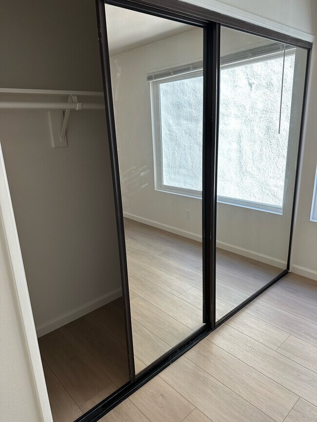 Building Photo - 836 Manhattan Ave