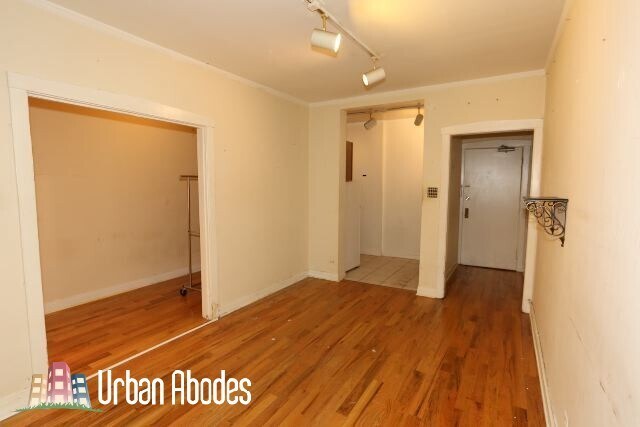 Building Photo - 515 W Melrose St