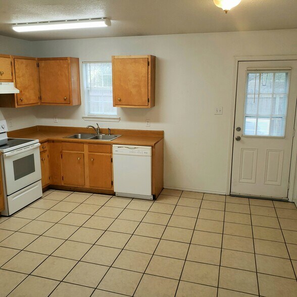 UNIT C, Kitchen - 605 College St